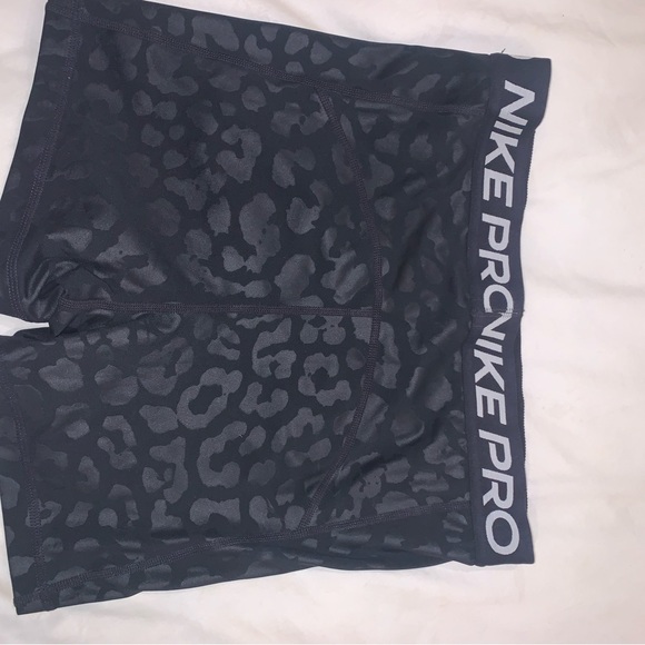 Nike leopard shorts - Picture 2 of 3